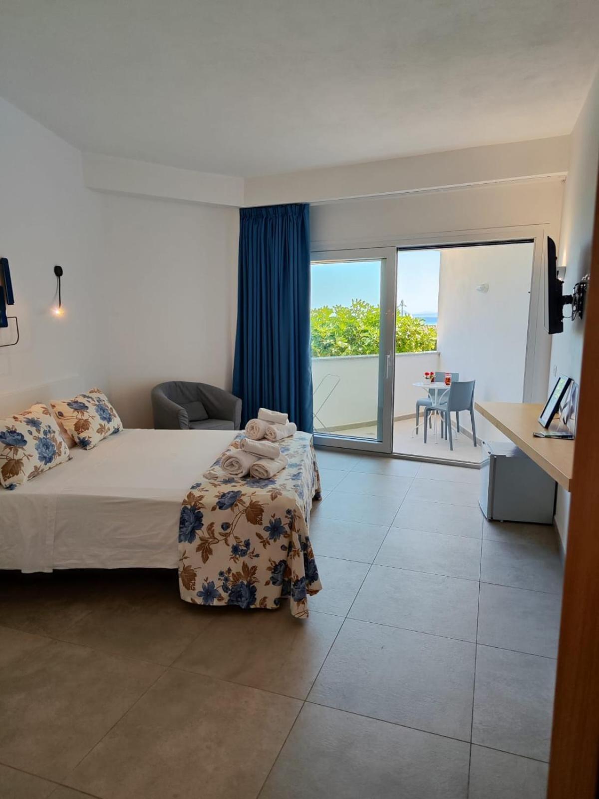 Rooms, Affittacamere Maksim Golfo Aranci Exterior photo